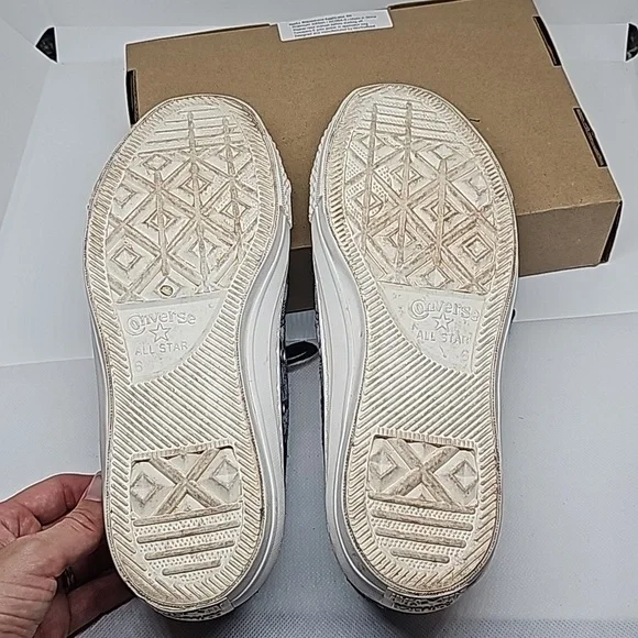 Converse Shoes in Men's Size 6 Women's Size 8 - Picture 5 of 6